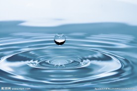激起涟漪的水滴