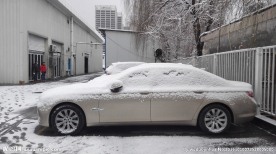 落满白雪的汽车
