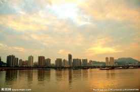 夕阳下的海岸