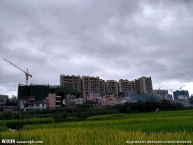 乡村的台风云雾