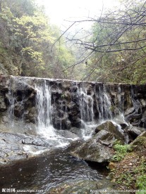 山间流水