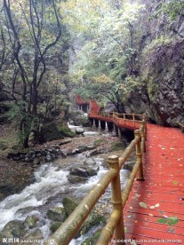 山间溪流