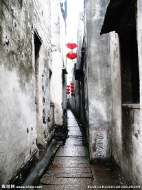 悠长潮湿的小道