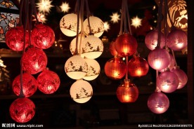 一堆彩色的圣诞小灯