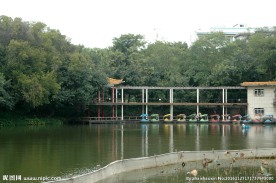 湖边湖水