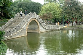 湖边湖水