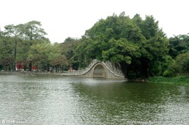 湖边湖水