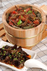 干豆角烧肉木桶蒸饭与凉拌木耳