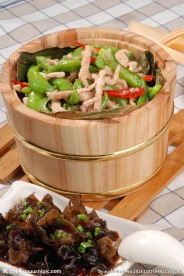 青椒炒肉丝木桶饭与凉拌木耳