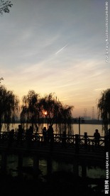 湖边晚霞