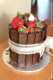 巧克力片装饰蛋糕图片