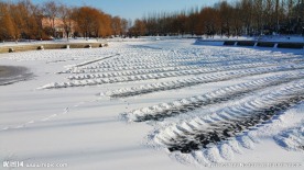 冬天湖面上的积雪