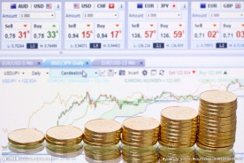 放在美钞上的金币高清摄影图片