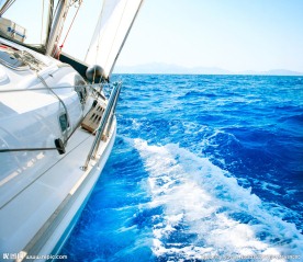 在海上行驶的帆船高清图片