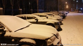 雪夜 路边的车