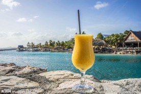 岸边高脚杯果汁图片