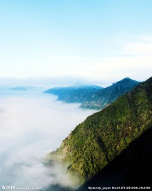 云雾笼罩中的青山自然风景