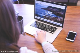 笔记本电脑上网的女孩