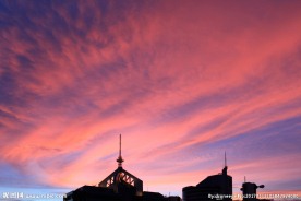 建筑上空的火烧云