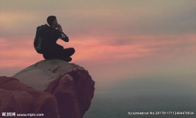 人坐在悬崖边呐喊