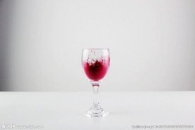 红酒高脚杯图片
