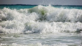 大海波浪翻滚图片