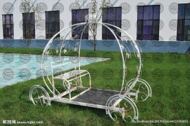 草地上的南瓜马车