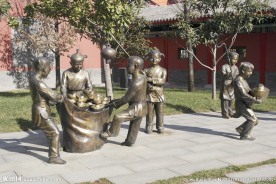 公园角落的雕塑