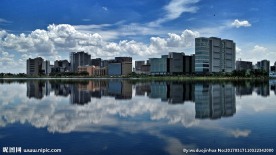 河边的城市建筑