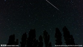 划过夜空的流星