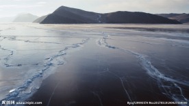 结冰的湖水