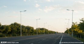 夕阳下滨河路