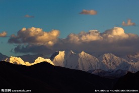 远处雪山