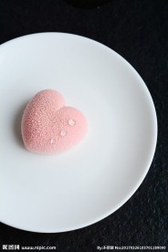 粉色爱心慕斯蛋糕