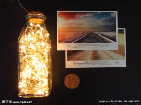 明信片和瓶子灯