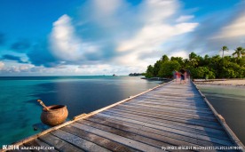 海滩上的木栈桥