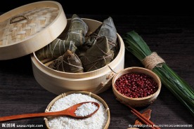 端午佳节包粽子