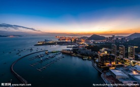 大海边的城市夜景