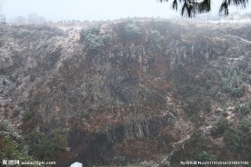 极边雪景中的柱状节理