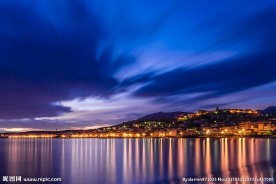 夜晚的湖畔城市