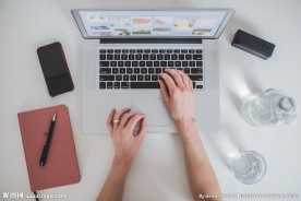 俯视正在上网的人