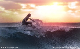 黄昏下冲浪的人