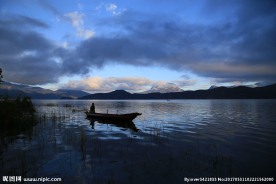 泸沽湖格姆女神山