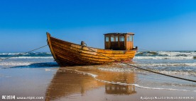 沙滩上的木船