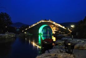 夜幕下的南湖水街