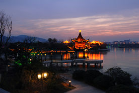 夜幕下的南湖水街