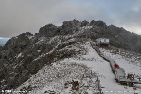 阴天的雪山