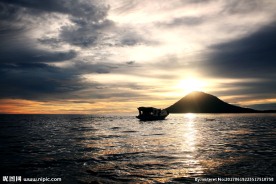 印尼美娜多海上夕阳