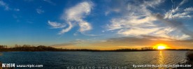湖面夕阳