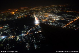 机翼夜空鸟瞰城市